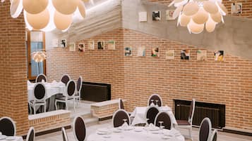 Se sirven almuerzos, cenas y cocina local e internacional