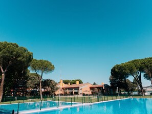 Una piscina al aire libre de temporada