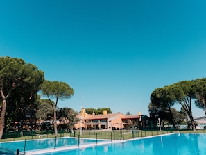 Una piscina al aire libre de temporada