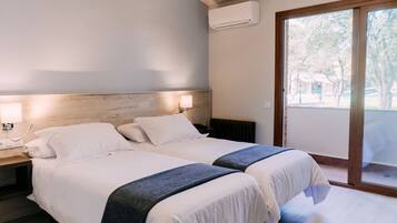 Twin Room | In-room safe, desk, blackout curtains, free WiFi