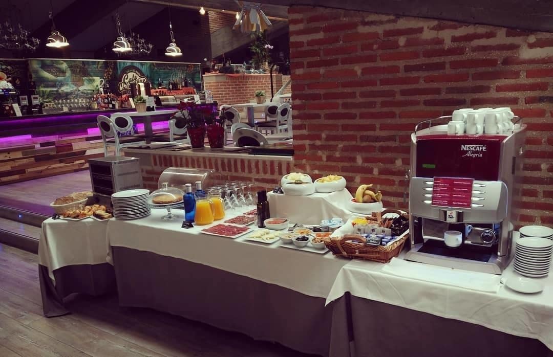 Daily full breakfast (EUR 9.00 per person)