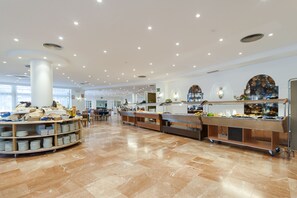 供应早餐、午餐和晚餐