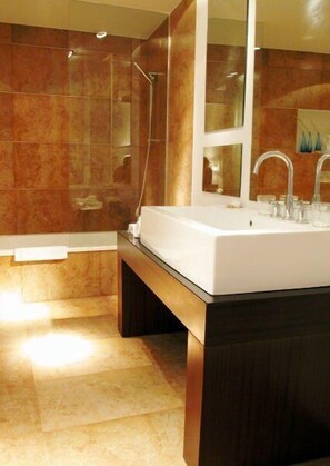 Een douche, een haardroger, handdoeken