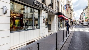 A street view with a storefront named 'Atelier Montparnasse'. - Atelier Montparnasse (Paris)
