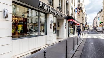 Vista de una calle con una fachada que lleva el nombre 'Atelier Montparnasse'.