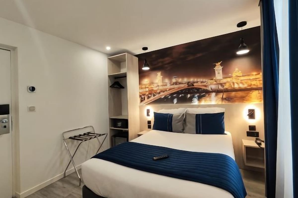 Premium bedding, in-room safe, desk, blackout drapes