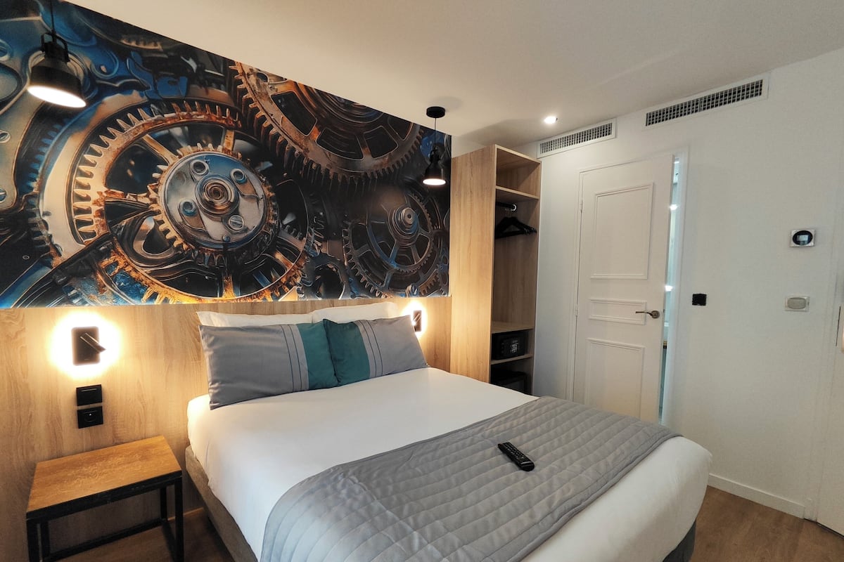 Premium bedding, in-room safe, individually decorated