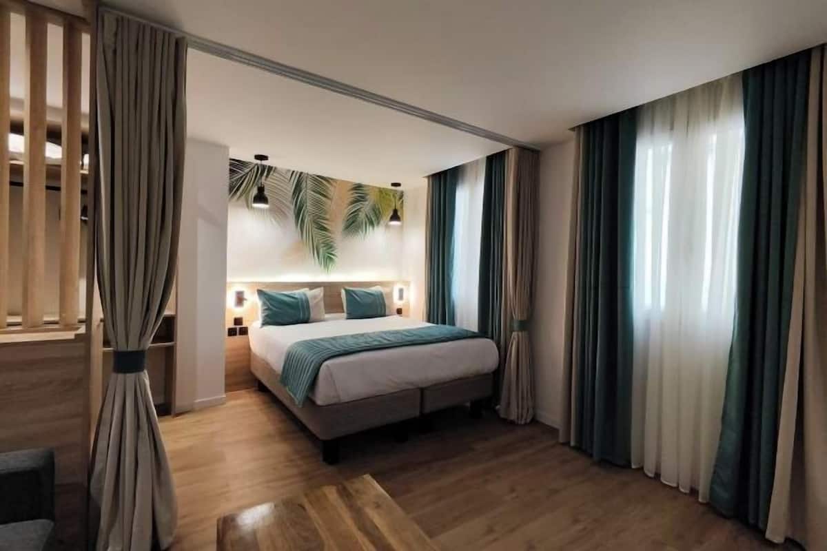 Ropa de cama de alta calidad y caja de seguridad en la habitación