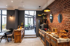 Breakfast buffet - Atelier Montparnasse (Paris)