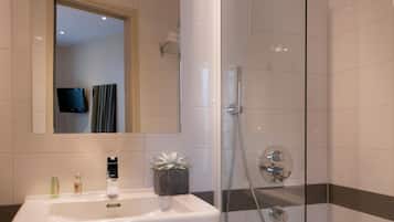 Combined shower/tub, hair dryer, towels