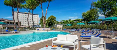 Sesongbasert utendørsbasseng, bassengparasoller og solsenger