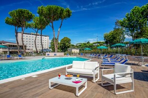 Piscine extérieure en saison, parasols, chaises longues