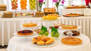 A buffet table with various desserts and fruits. - Hotel Cristoforo Colombo (Rome)