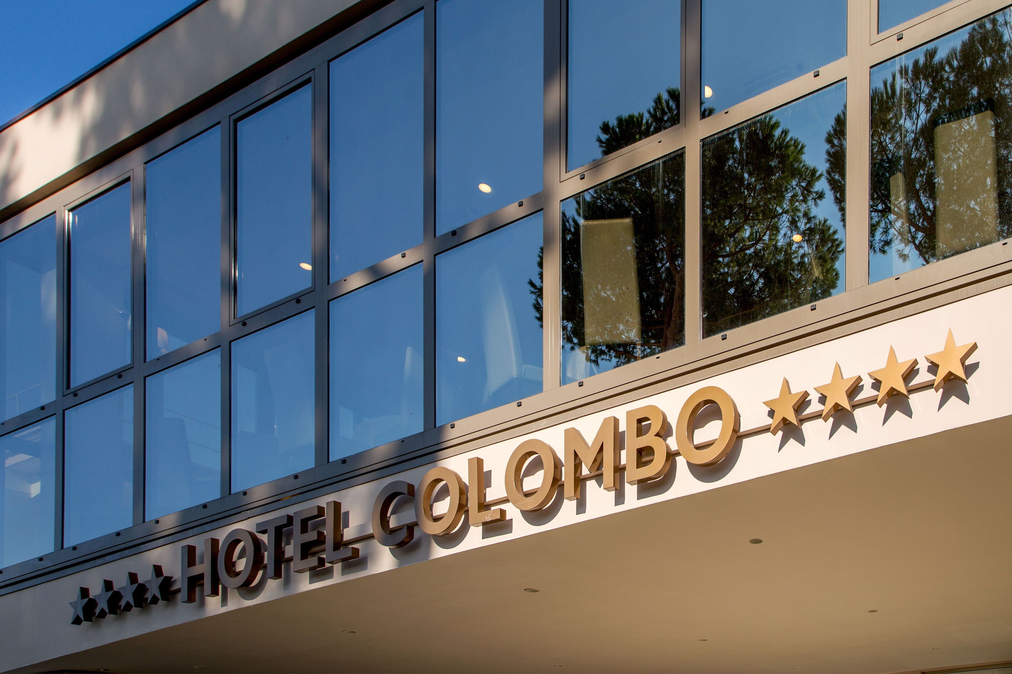 Un letrero de hotel con el nombre "HOTEL COLONBO" y una calificación de cinco estrellas.