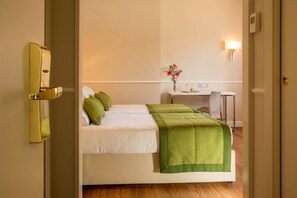 Minibar, in-room safe, desk, blackout drapes - Hotel Cristoforo Colombo (Rome)