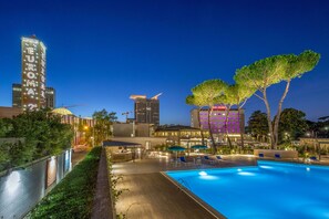 Seasonal outdoor pool, open 9:30 AM to 6:30 PM, pool umbrellas - Hotel Cristoforo Colombo (Rome)