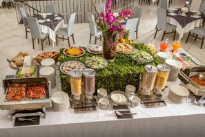 Petit-déjeuner et dîner servis sur place