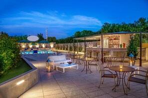 Seasonal outdoor pool, open 9:30 AM to 6:30 PM, pool umbrellas - Hotel Cristoforo Colombo (Rome)