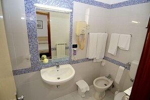 Economy kamer, 1 twee- of 2 eenpersoonsbedden | Badkamer | Een douche, gratis toiletartikelen, een haardroger, een bidet