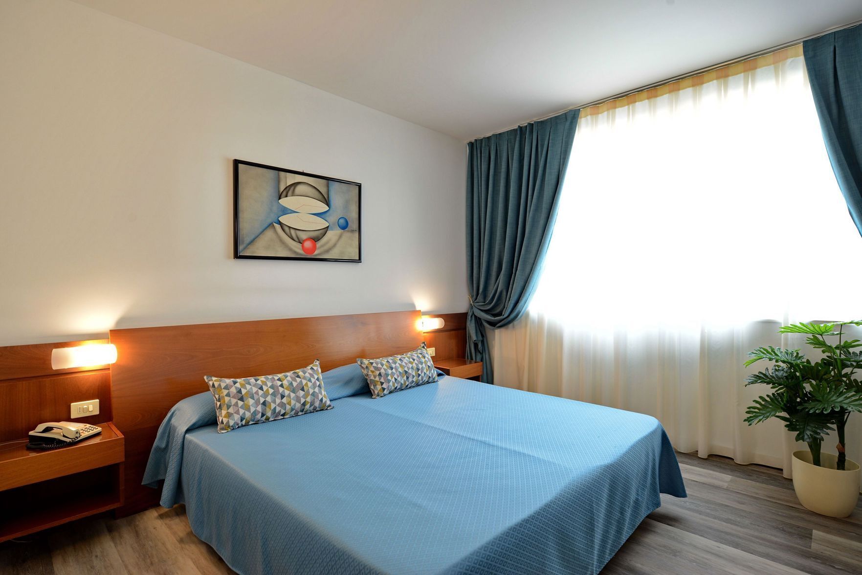 Minibar, caja de seguridad en la habitación y escritorio 