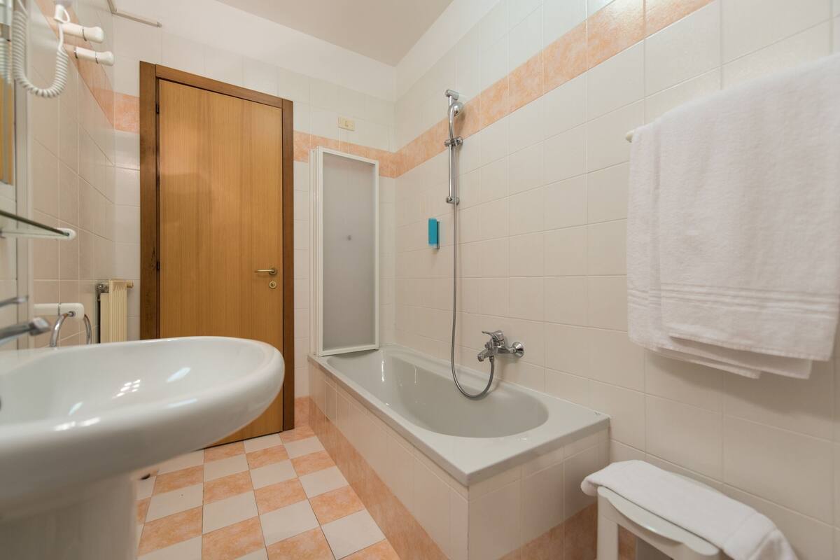 shower, free toiletries, hair dryer, slippers