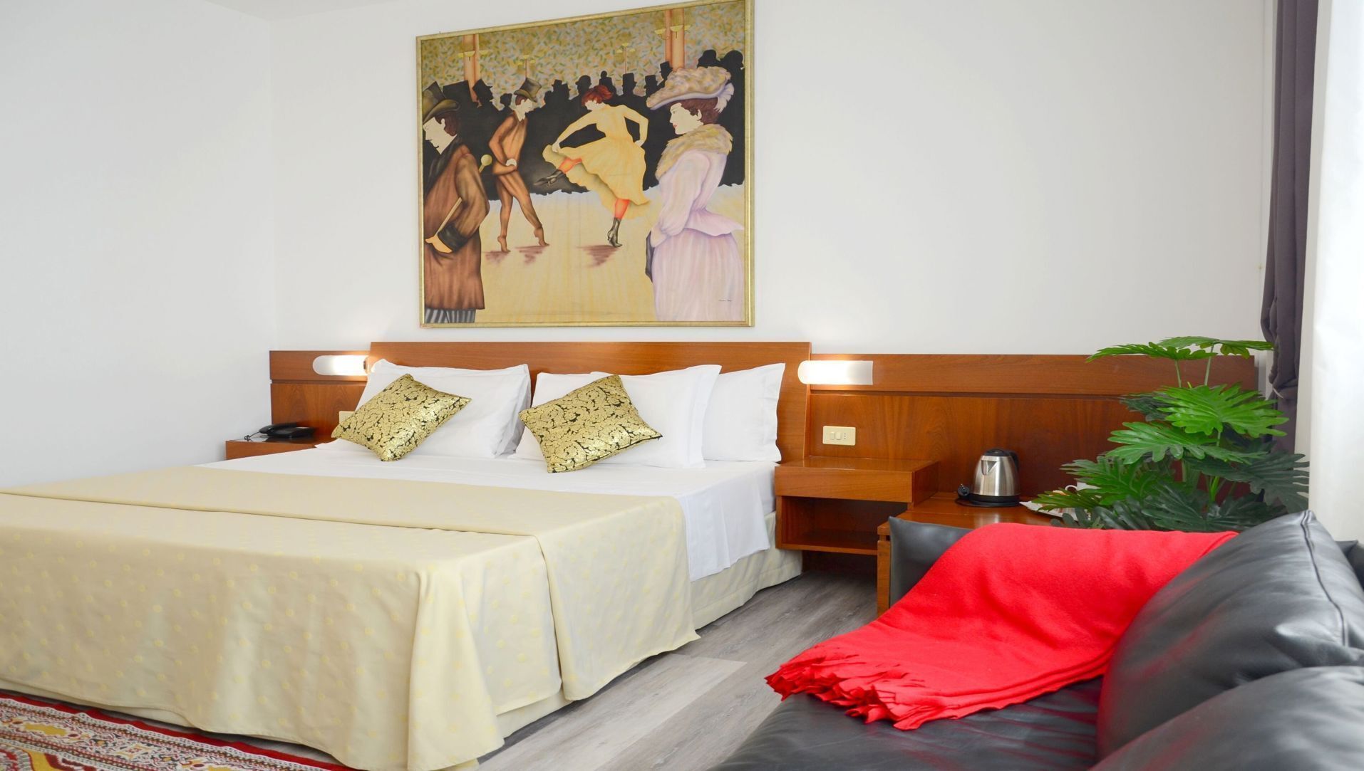 Minibar, caja de seguridad en la habitación y escritorio 