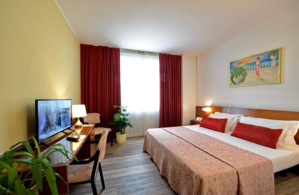 Phòng đôi hoặc 2 giường đơn phong cách cổ điển (Gardaland Package) | Minibar, két bảo mật tại phòng, bàn, màn/rèm cản sáng 