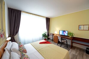 Minibar, caja de seguridad en la habitación y escritorio