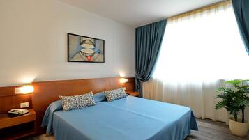 클래식 쿼드룸, 장애인 지원 | 1 개의 침실, 미니바, 객실 내 금고, 책상