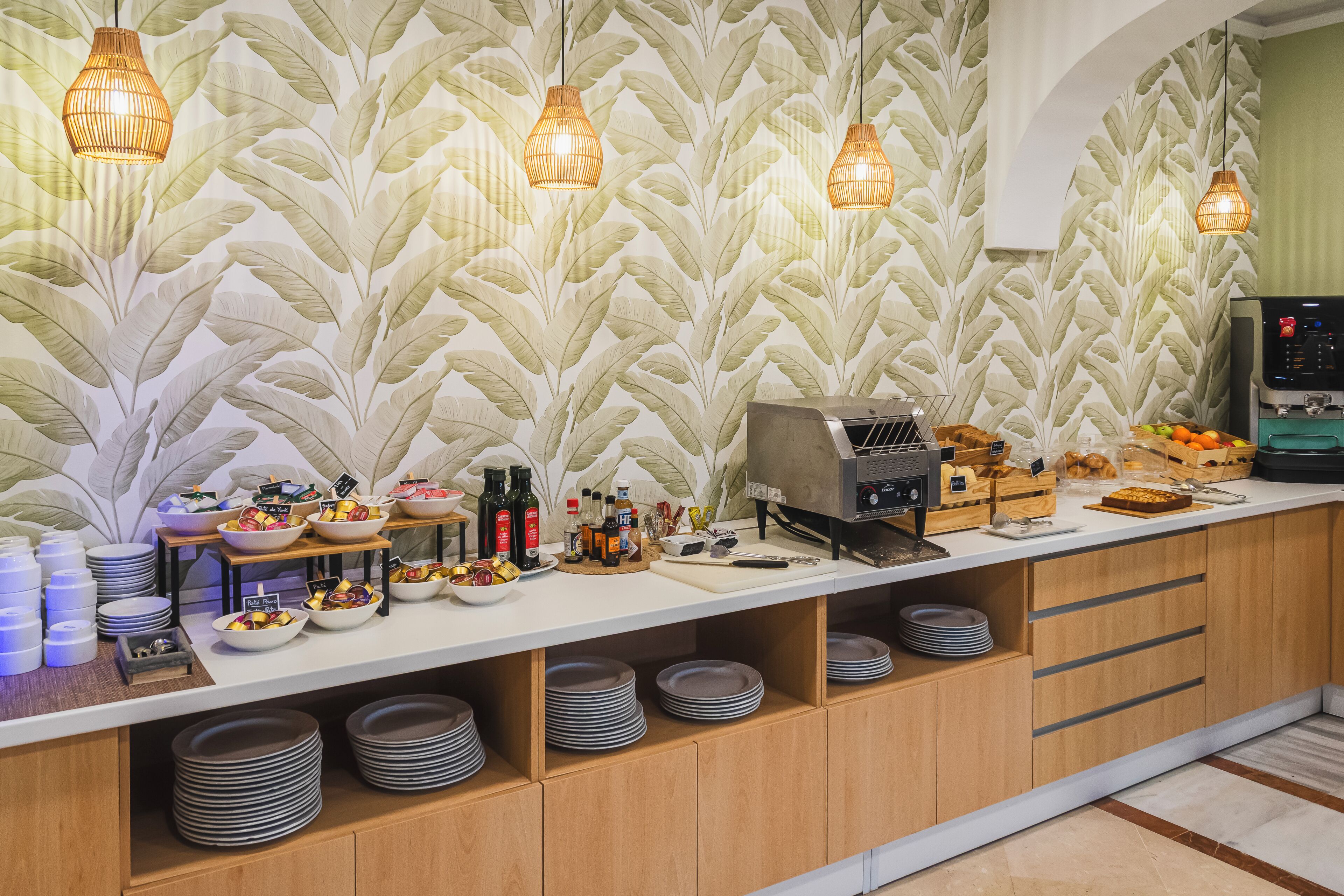Un buffet proposant une variété de plats, une machine à café et un distributeur d’eau.