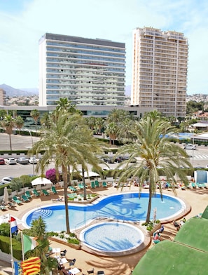 Piscine couverte, 2 piscines extérieures
