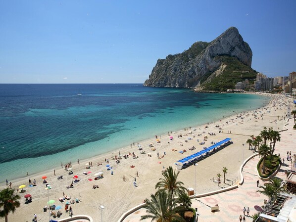 Plage, sable blanc, chaises longues, parasols