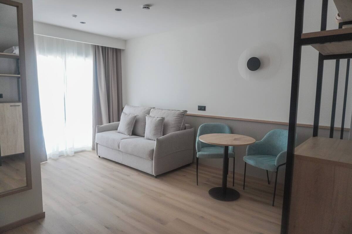 Minibar, in-room safe, desk, iron/ironing board (on request)