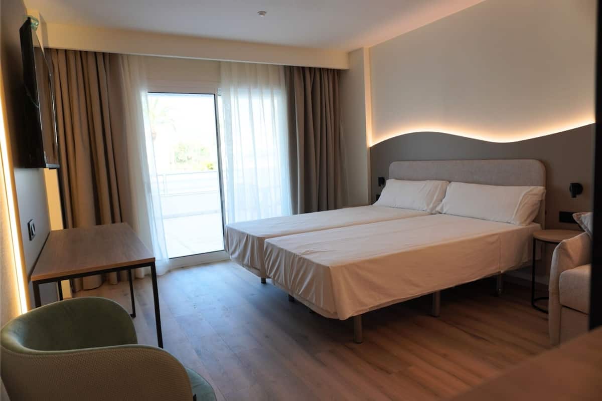 Minibar, in-room safe, desk, iron/ironing board