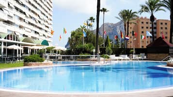 Una piscina cubierta, 2 piscinas al aire libre