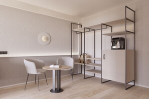 Minibar, värdeförvaringsskåp på rummet och skrivbord