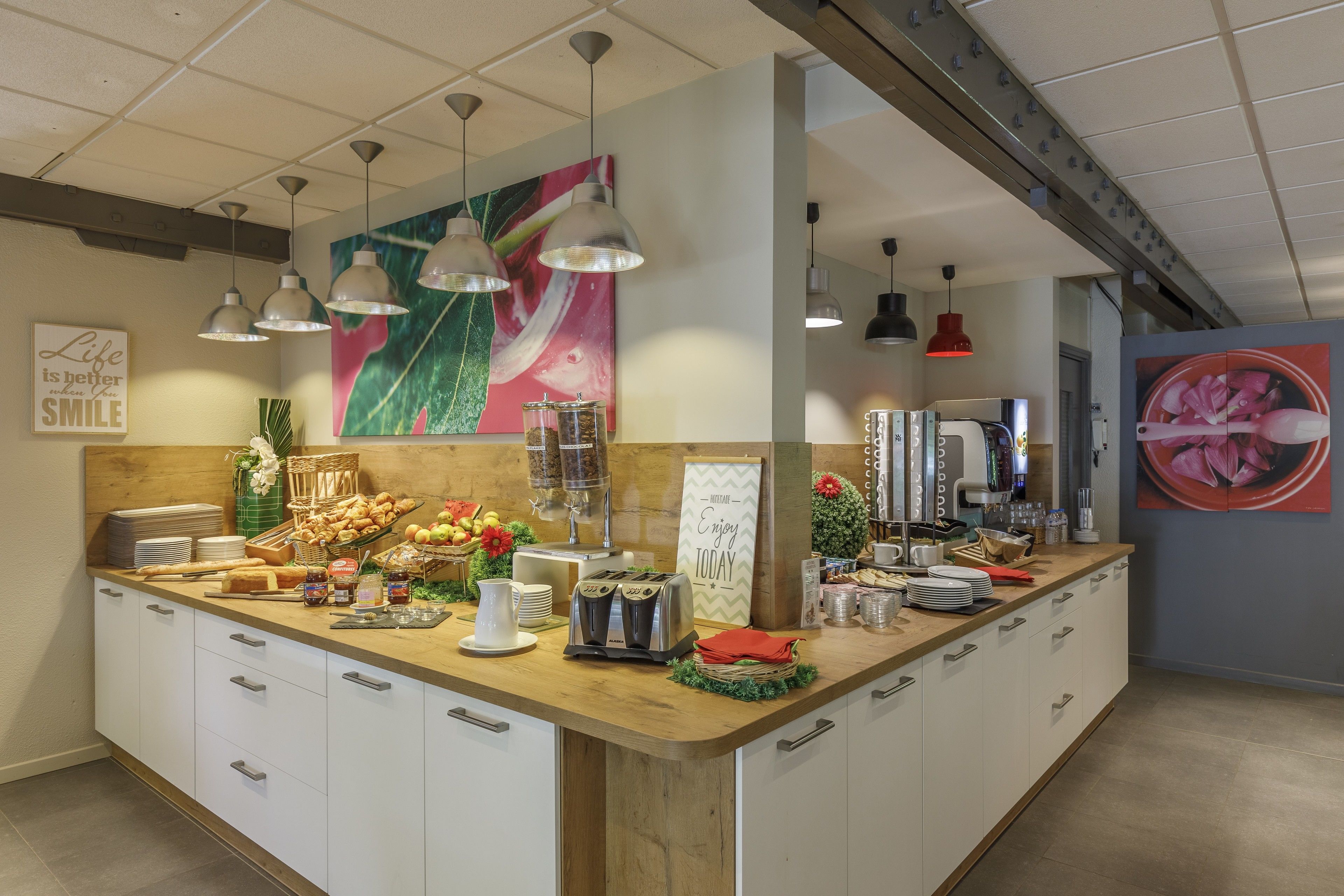 Morgunverðarhlaðborð daglega (12.95 EUR á mann)