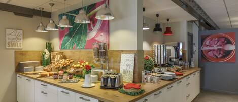 Petit déjeuner buffet (12.95 EUR par personne)