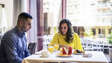 Esmorzar d'estil bufet entre setmana (15 EUR per persona)