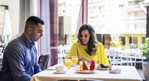 Se ofrece un desayuno bufé todos los días (12 EUR por persona)