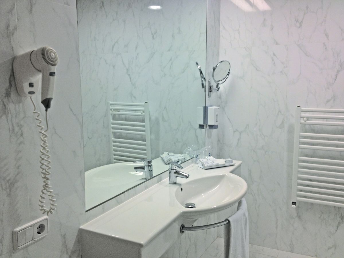 junior suite, 1 double bed | bathroom | eco-friendly toiletries, hair dryer, bidet, towels