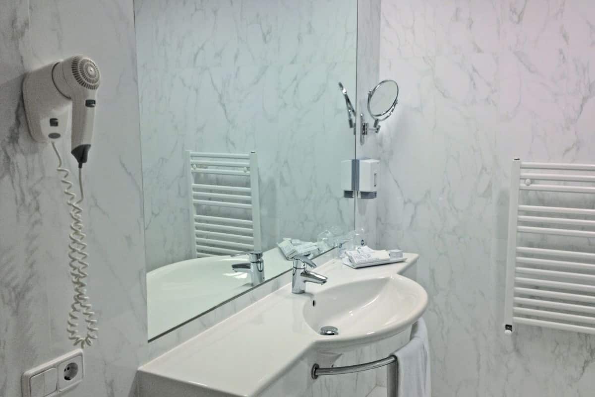 junior suite, 1 double bed | bathroom | eco-friendly toiletries, hair dryer, bidet, towels