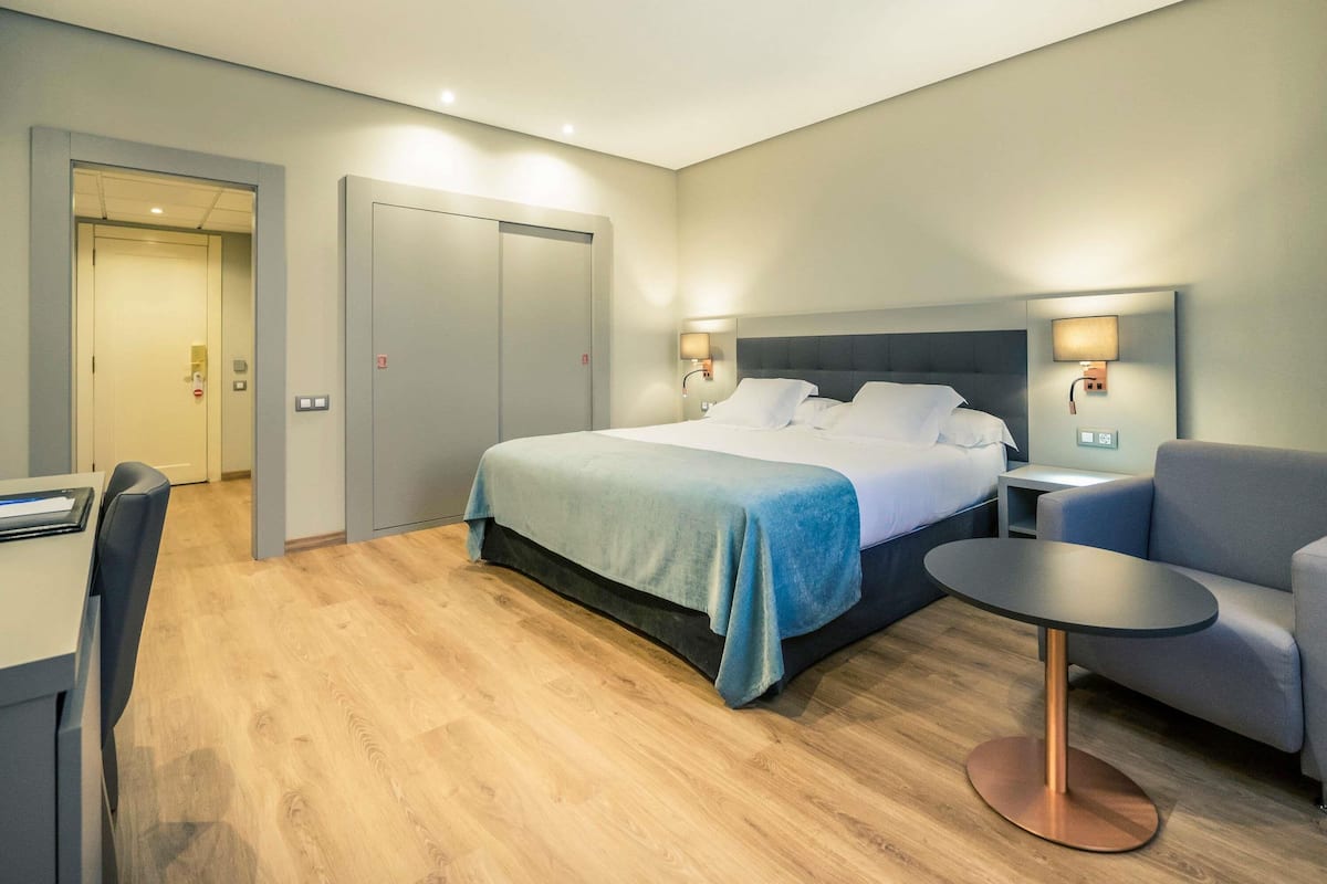 Minibar, desk, soundproofing, free WiFi