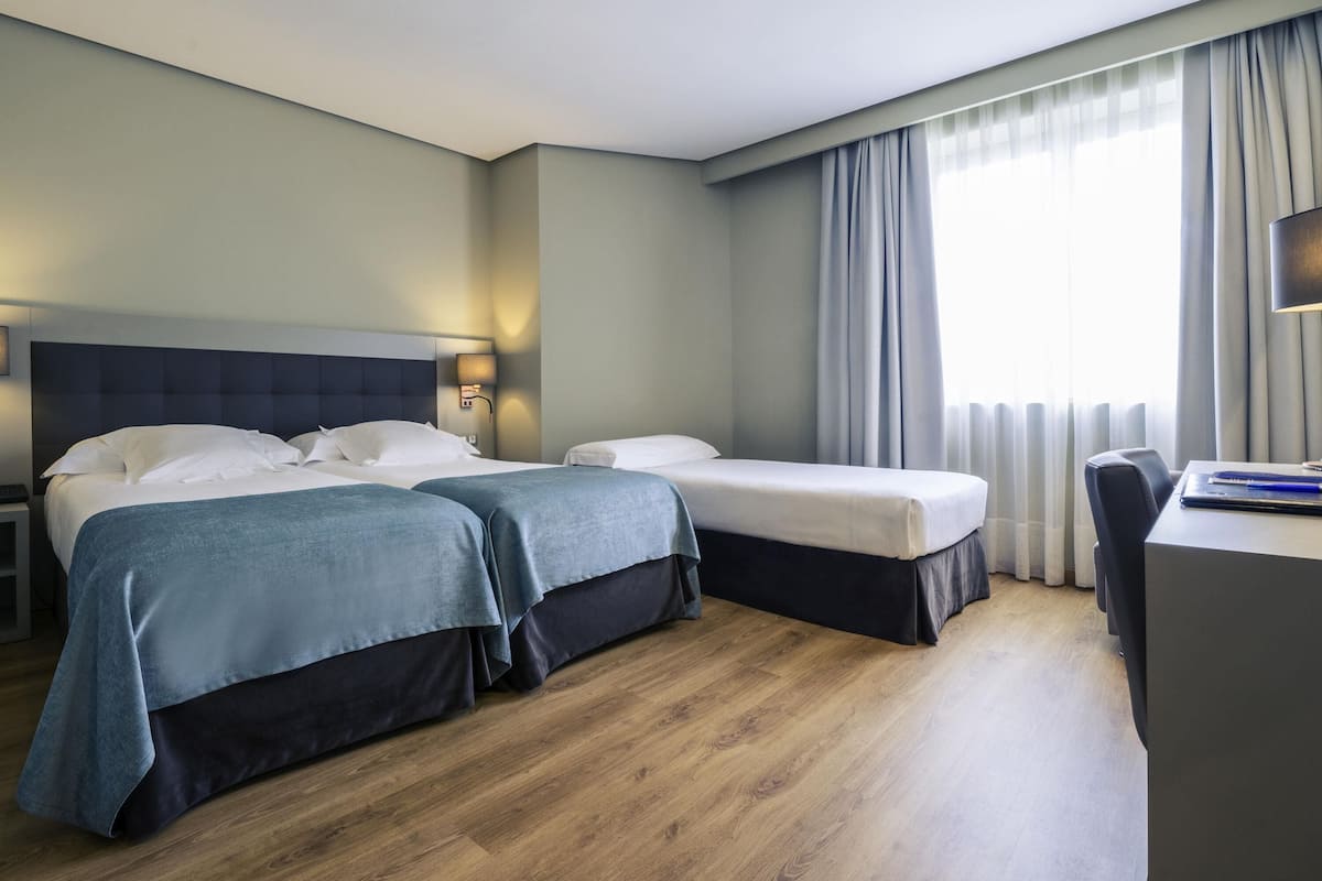 Kolmen hengen standard-huone, useita sänkyjä | Minibaari, työpöytä, äänieristys, ilmainen Wi-Fi