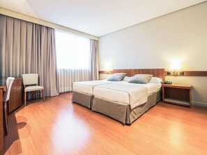 Habitación Standard con 2 camas | Minibar, una scrivania, insonorizzazione, Wi-Fi gratuito