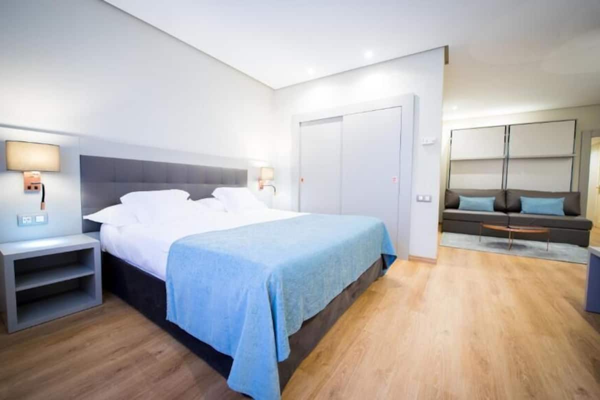 Suite – junior | Minibar, lydisolert, wi-fi (inkludert) og sengetøy