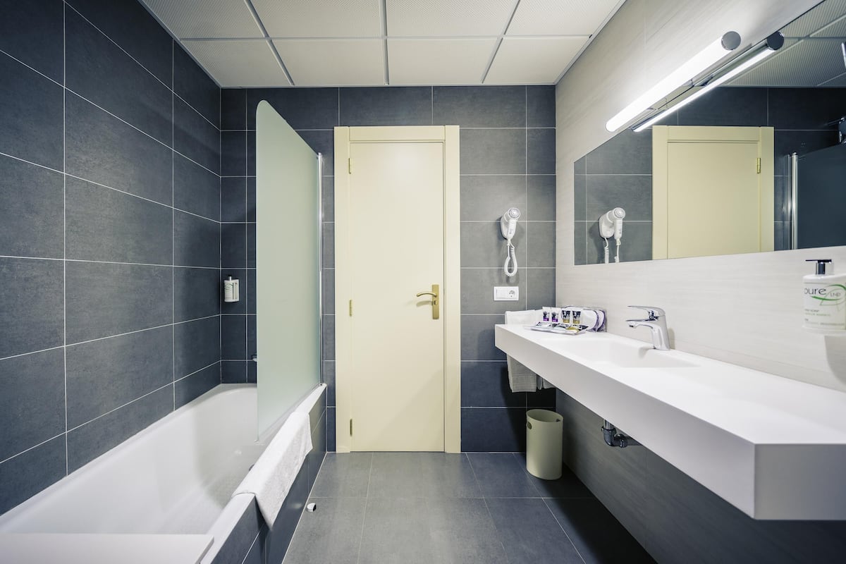 Minibar, escritorio, insonorización y wifi gratis