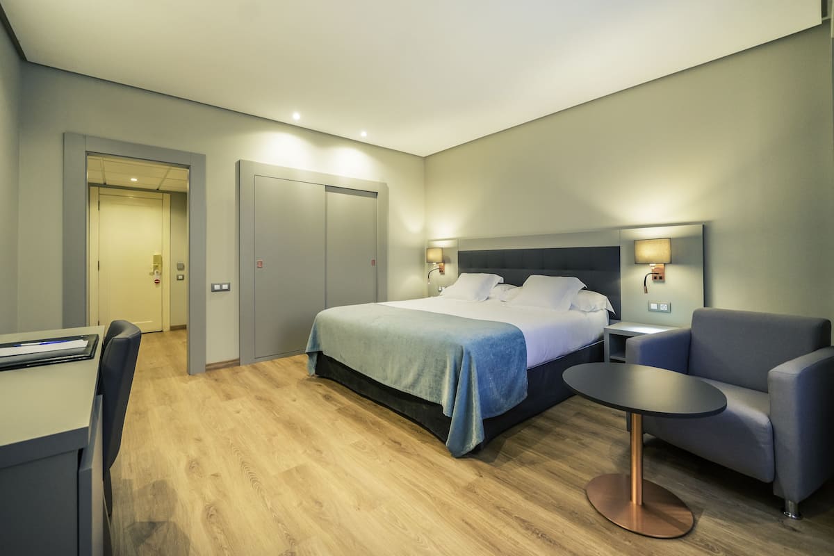 minibar, desk, soundproofing, free wifi