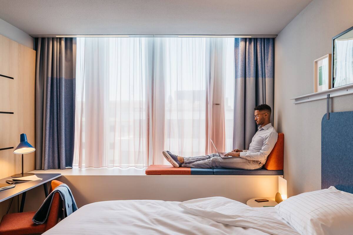 Rom – standard, 1 kingsize-seng | Safe på rommet, skrivebord og skrivebord for bærbar PC