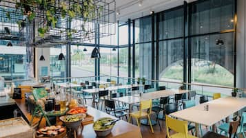 Breakfast, lunch and dinner served